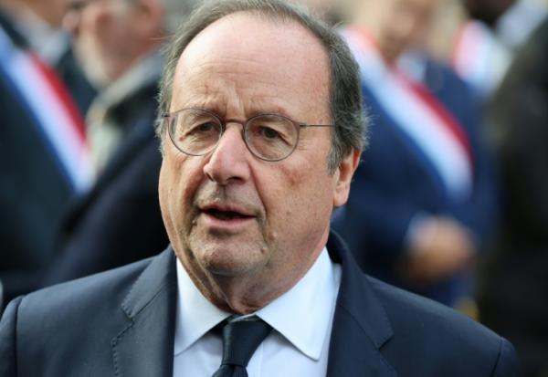 L'ancien président François Hollande assiste aux commémorations du 13 novembre au Stade de France à Saint-Denis, le 13 novembre 2025 