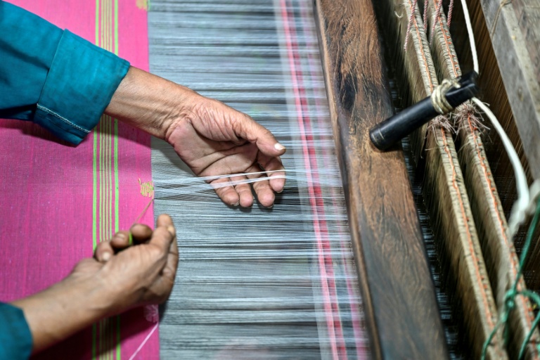 Un artisan travaille sur un métier à tisser traditionnel dans un atelier de Tangail, le 2 mars 2026 au Bangladesh