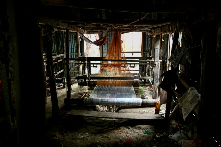 Un métier à tisser traditionnel utilisé pour tisser des saris dans un atelier à Tangail, le 2 mars 2026 au Bangladesh