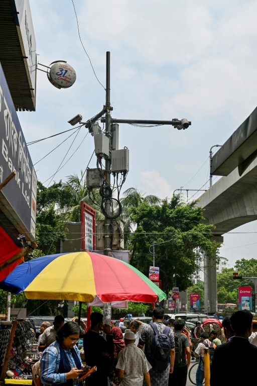 Un système de contrôle du trafic basé sur l'intelligence artificielle installé à un carrefour de la capitale bangladaise Dacca, le 14 mai 2026 
