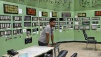 Un employé dans la salle de contrôle de l'usine d'engrais de Ashuganj, à l'arrêt depuis un an, le 12 août 2026 à Brahmanbaria, dans l'est du Bangladesh