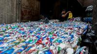 Un ouvrier égyptien conditionne du plastique destiné à être recyclé dans une usine de la "ville des déchets, dans le quartier de Manshiyet Nasser, au Caire le 6 juillet 2026