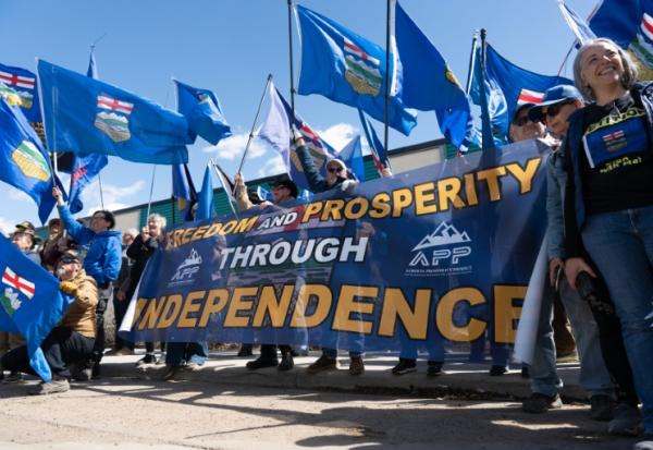 Des militants séparatistes de l'Alberta rassemblés devant les locaux d'Elections Canada pour déposer une pétition demandant la sécession de cette province, le 4 mai 2026 à  Edmonton (Canada).