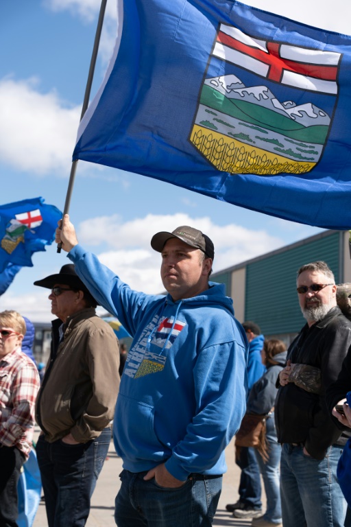 Un partisan séparatiste brandit un drapeau lors d’un rassemblement devant le siège d’Elections Alberta à Edmonton, au Canada, le 4 mai 2026.