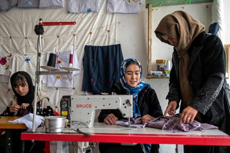 brodent des foulards et des vêtements dans une boutique de Bamiyan, le 20 janvier 2026 en Afghanistan