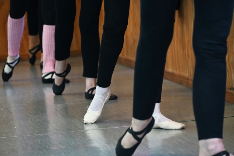 Des élèves de la ballerine et professeure de danse Evelyn Cordero, âgée de 100 ans, suivent un cours au Conservatorio Danza Experimental de Santiago, le 19 mai 2026, au Chili