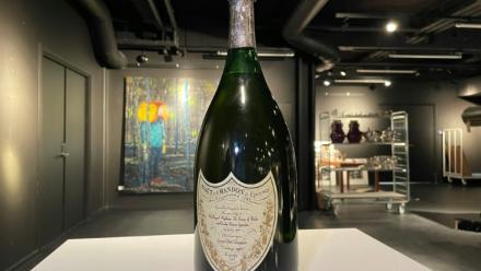 Une magnum de champagne servi lors du mariage de la princesse Diana et du prince Charles en 1981, exposé près de Copenhague le 28 novembre 2025