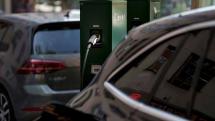Une borne de recharge de la société danoise Clever, à Copenhague, le 15 juillet 2025