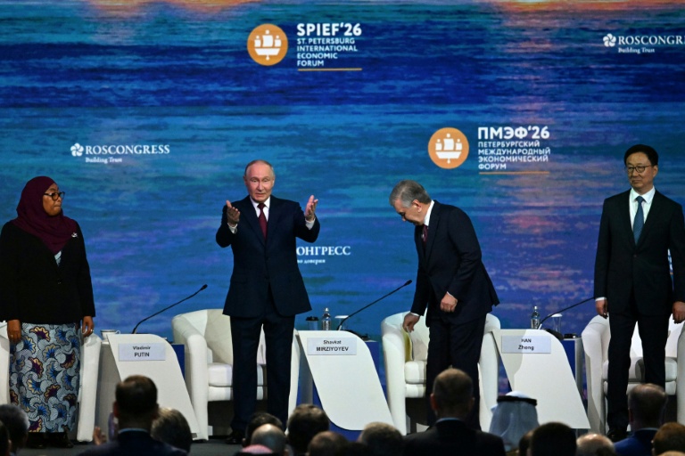 (g-d) La présidente tanzanienne Samia Suluhu Hassan, le président russe Vladimir Poutine, le président ouzbek Shavkat Mirziyoyev et le vice-président de la République populaire de Chine Han Zheng au Forum économique de Saint-Pétersbourg (SPIEF), le 5 juin 2026 en Russie