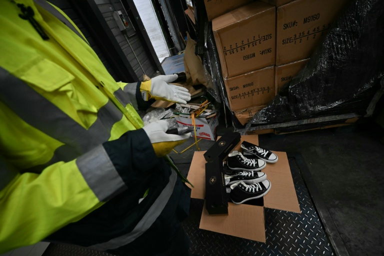 Un agent des douanes inspecte des chaussures contrefaites au Havre, en Seine-Maritime, le 3 juin 2026