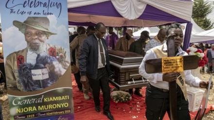 Des proches portent le cercueil de Christopher Njora Muronyo, un des "généraux oubliés" de l'insurrection Mau Mau dans les années 1950 au Kenya, le 14 février 2026 dans le comté de Nyandarua
