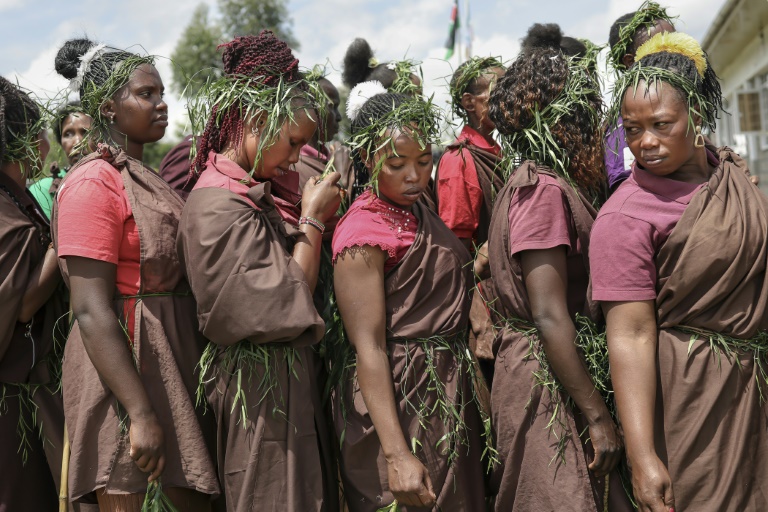 Des jeunes femmes Ogiek lors d'une représentation traditionnelle dans le quartier de Nkareta du comté de Narok, le 15 août 2025 au Kenya