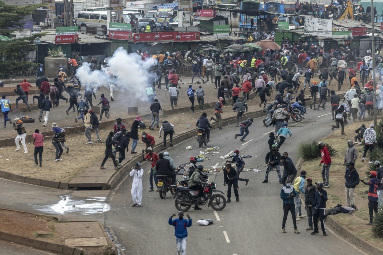 Des manifestants dispersés par les gaz lacrymogènes de la police lors d'affrontements à Nairobi, le 7 juillet 2025 au Kenya