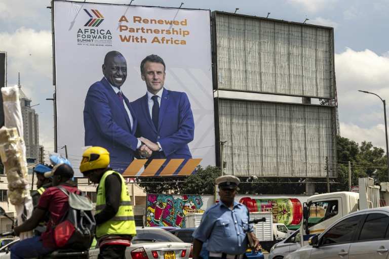 Affiche montrant les présidents kenyan William Ruto et français Emmanuel Macron, le 6 mai 2026 à Nairobi