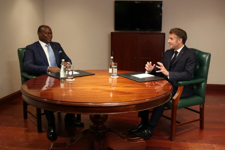 Le président gabonais Brice Oligui Nguema (à gauche) s'entretient avec le président français Emmanuel Macron (à droite) lors d'une réunion bilatérale en amont du sommet 