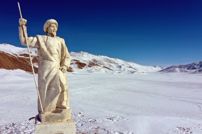 Statue de Tachtanbek Akmatov, éleveur de yaks blancs, à Kara-Saz, au Kirghizstan, le 2 février 2026