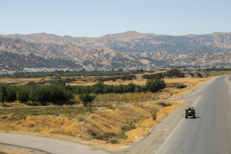 Un tracteur sur une route du district de Penjwen, près de la frontière avec l'Iran, dans la région autonome du Kurdistan irakien, le 21 septembre 2026
