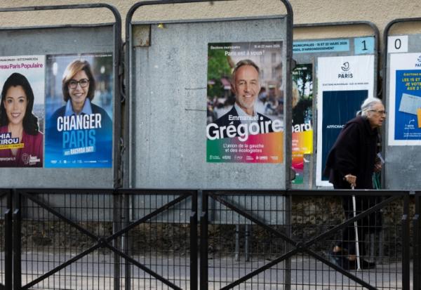 Les panneaux d'affichage électoraux à Paris, le 23 mars 2026