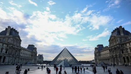 Des touristes près de la pyramide du Louvre, conçue par l'architecte sino-américain Ieoh Ming Pei, le 28 février 2025