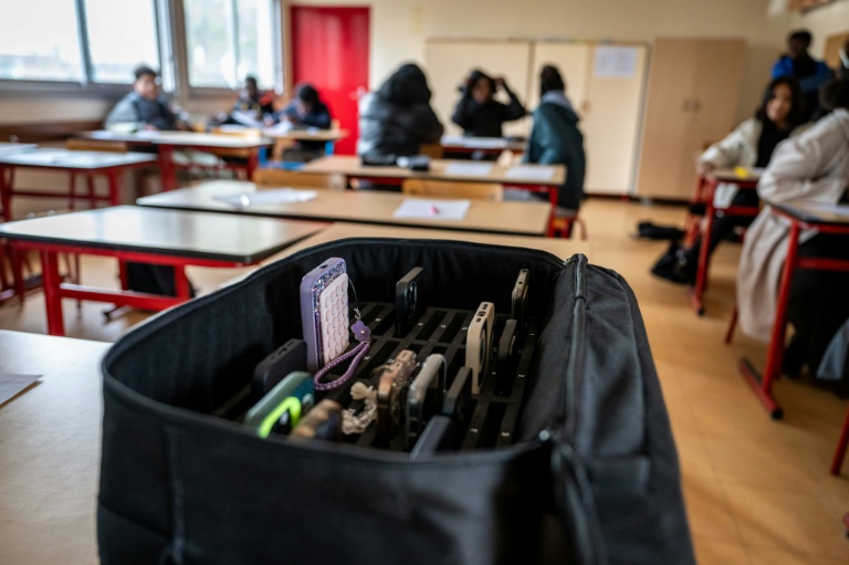 Une mallette contenant les téléphones portables des élèves,  mis de côté pendant les cours, au lycée professionnel Jean Mermoz de Montsoult, le 14 janvier 2026 dans le Val-d'Oise