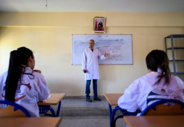 Des élèves suivent un cours d'arabe dans l'une des "Ecoles de la deuxième chance" destinées à lutter contre le décrochage scolaire, le 22 mai 2025 dans la ville marocaine de Tiflet, à une soixantaine de kilomètres de Rabat