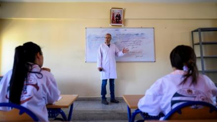 Des élèves suivent un cours d'arabe dans l'une des "Ecoles de la deuxième chance" destinées à lutter contre le décrochage scolaire, le 22 mai 2025 dans la ville marocaine de Tiflet, à une soixantaine de kilomètres de Rabat