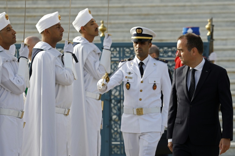 Le Premier ministre français Sébastien Lecornu (à droite) passe en revue une garde d'honneur lors de sa visite au Mausolée royal de Rabat, le 16 juillet 2026