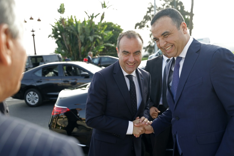 Le Premier ministre français Sébastien Lecornu (à gauche) serre la main du porte-parole du gouvernement marocain, Mustapha Baitas, lors de sa visite au Mausolée royal de Rabat, le 16 juillet 2026