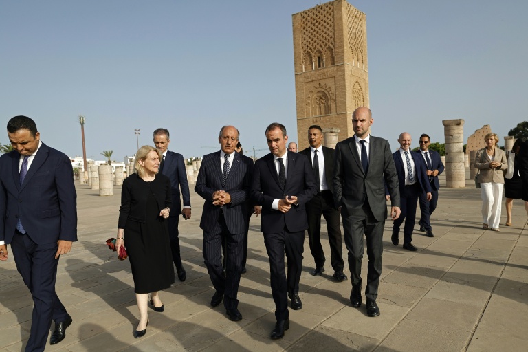 Le Premier ministre français Sébastien Lecornu (au centre) arrive avec sa délégation au Mausolée royal de Rabat, le 16 juillet 2026