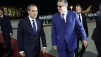 Le Premier ministre français Sébastien Lecornu (g) accueilli par le Premier ministre marocain Aziz Akhannouch à son arrivée à l'aéroport de Rabat-Salé, le 15 juillet 2026 à Rabat, au Maroc