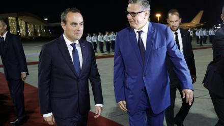 Le Premier ministre français Sébastien Lecornu (g) accueilli par le Premier ministre marocain Aziz Akhannouch à son arrivée à l'aéroport de Rabat-Salé, le 15 juillet 2026 à Rabat, au Maroc