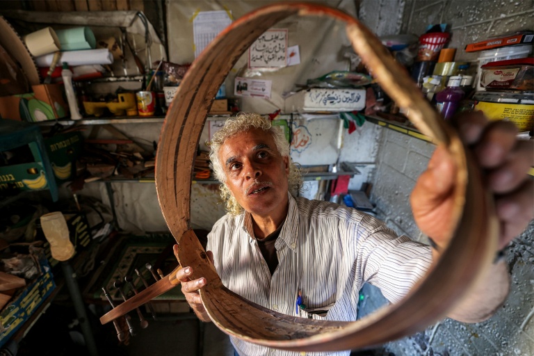 Le luthier palestinien Souhail Abou Chawich dans son atelier de réparation d'ouds, au camp de réfugiés de Nousseirat, dans le centre de la bande de Gaza, le 23 juin 2026