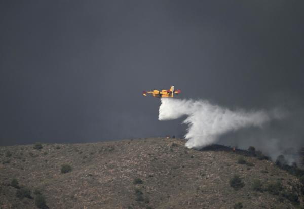 Un avion bombardier d'eau Canadair largue une cargaison d'eau sur un feu de forêt près de Los Gallardos, dans la province d'Almería, le 10 juillet 2026 en Espagne