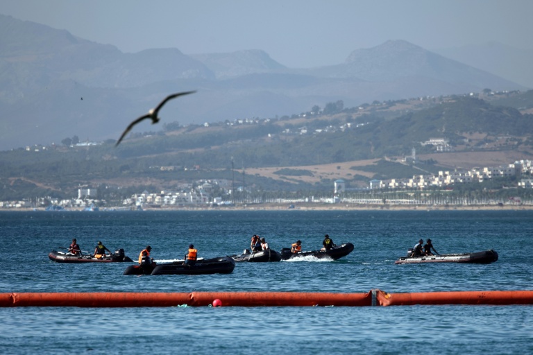 Des embarcations gonflablesprès de la nouvelle barrière flottante déployée par la Garde civile espagnole pour empêcher des entrées illégales depuis le Maroc dans l'enclave espagnole de Ceuta, sur la côte nord du Maroc, le 2 août 2026