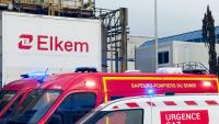 Des camions de pompiers devant l'usine chimique Elkem Silicones, après une explosion, le 22 décembre 2025 à Saint-Fons, dans le Rhône