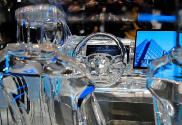 Un concept car transparent de voiture électrique Denza Z, au Mondial de l'automobile à Paris, le 12 octobre 2026