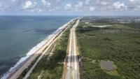 Vue aérienne de l'autoroute côtière Lagos-Calabar, qui longe l'océan Atlantique sur la péninsule de Lekki, dans l'État de Lagos, le 17 avril 2026.