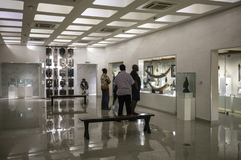 Des visiteurs admirent des objets exposés au Musée national de Lagos, le 23 avril 2026.
