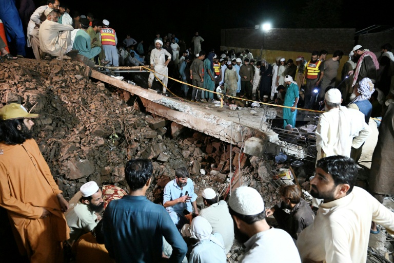 Des secouristes et des villageois pakistanais recherchent des survivants et des corps de victimes des pluies de mousson qui ont dévasté le village de Dolari, situé dans la province montagneuse et septentrionale de Khyber Pakhtunkhwa, le 18 août 2025