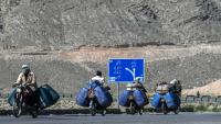 Transport de jerricans de carburant iraniens de contrebande, à la périphérie de Quetta, dans la province du Baloutchistan au Pakistan le 14 mars 2026