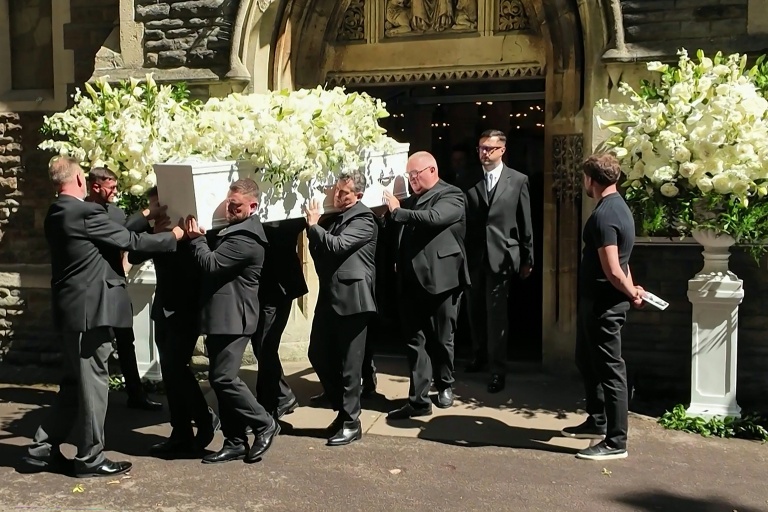 Image tirée d'une vidéo AFP montrant le cercueil de la star Bonnie Tyler porté hors de l'église,lors de ses funérailles à Swansea, au Pays de Galles, le 17 août 2026