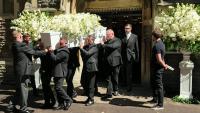 Image tirée d'une vidéo AFP montrant le cercueil de la star Bonnie Tyler porté hors de l'église,lors de ses funérailles à Swansea, au Pays de Galles, le 17 août 2026