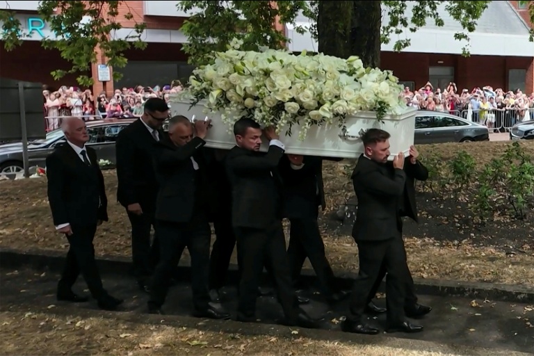 Image tirée d'une vidéo de l'AFPTV montrant le cercueil de la chanteuse  Bonnie Tyler à son arrivée à l'église St. Mary lors de ses funérailles à Swansea, au Pays de Galles, le 17 août 2026