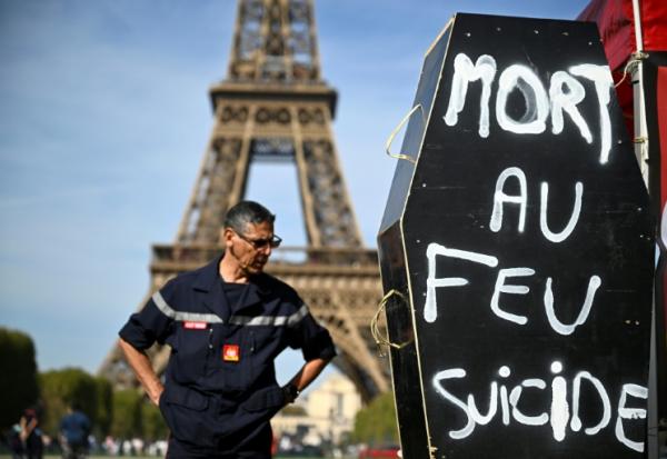 Sur le campement des syndicats de pompiers installé au pied de la tour Eiffel à Paris, le 27 septembre 2026