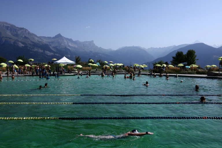 Des baigneurs dans le plan d'eau biotope de Combloux, en Haute-Savoie, le 12 août 2026