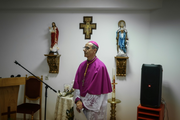 L'Italien Salvatore Micalef, qui se présente comme un évêque, assiste à une 