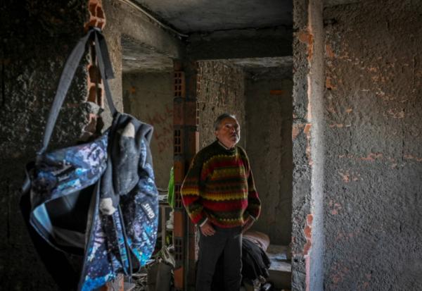 Antonio Lemos, aide-cuisinier à la retraite, dans une maison abandonnée où il vit, dans le quartier de Belem, à Lisbonne, le 17 avril 2025 au Portugal