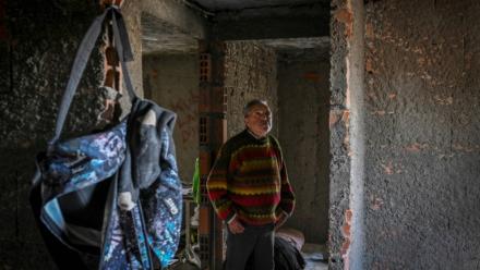 Antonio Lemos, aide-cuisinier à la retraite, dans une maison abandonnée où il vit, dans le quartier de Belem, à Lisbonne, le 17 avril 2025 au Portugal