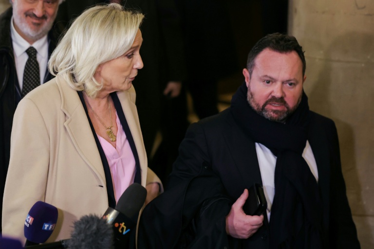 La présidente du Rassemblement national, Marine Le Pen, quitte la salle d’audience à l'issue de la première journée de son procès en appel à Paris