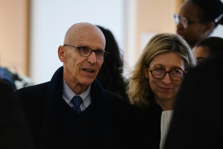 L'ancien directeur général adjoint de Lafarge Christian Herrault (g) arrive au tribunal de Paris, le 4 novembre 2025